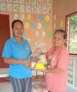 IGP participant, Ms Arnie, blessing Tadika Impian Dowokon by giving 5% of her income from the IGP project